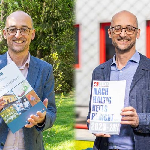 ESG-Berater Manfred Ergott zeigt zwei Nachhaltigkeitsberichte nach VSME-Standards