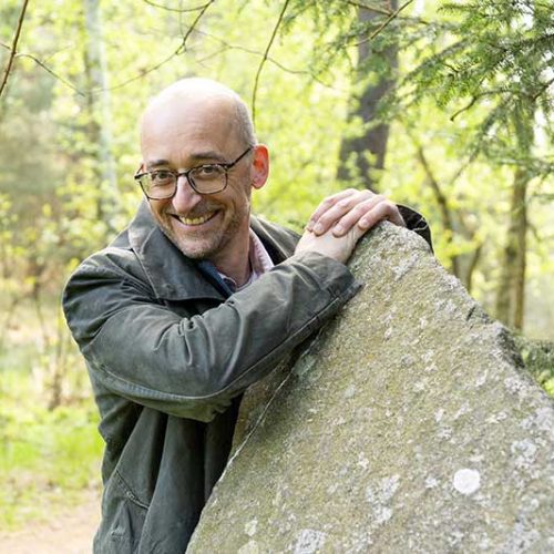 Experte für strategisches Marketing Manfred Ergott lehnt an einem Granitfelsen