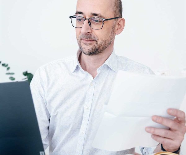 Kommunikationsberater und Redakteur Manfred Ergott am Laptop